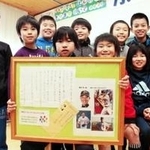 風船を受け取った田口壮コーチからの手紙を紹介する児童たち＝加西市田谷町、宇仁小学校