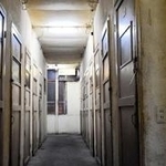 １３８の部屋が入る建物内。宿泊する際、ドアの結束バンドをはさみで切ってから入る＝神戸市兵庫区新開地５