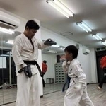 道場で子どもを指導する谷本弘行さん＝姫路市内