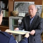 ビルから飛び降りしようとした高齢男性を救助し、表彰される佐藤豊広さん＝須磨署