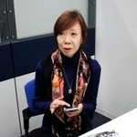 フェイスブックを更新するスマートフォンを手に、震災や亡き母について語る村田美弥子さん＝神戸市中央区東川崎町１