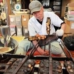 半世紀にわたって焼き続ける宇野定男さん＝神戸市兵庫区下祇園町