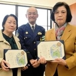 ビルから飛び降りようとした男性を助けたとして、表彰状を受けた寺坂照子さん（左）と林久恵さん＝兵庫県警須磨署
