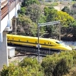 橋にさしかかった地下鉄車両の下を走り抜けるドクターイエロー＝神戸市須磨区（正木さん提供）