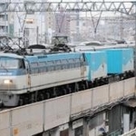 ＪＲ神戸線を走行する貨物列車。コンテナの輸送量は増加傾向だ＝神戸市中央区