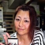 インスタグラムの画面を示す清瀬幸枝さん。おいしそうな料理や明るい表情の家族の写真があふれる＝姫路市内
