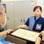 瀧川豊史佐用署長から感謝状を受け取る福本茜さん＝佐用署