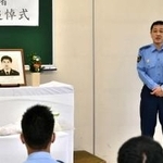 親しい仲だった留秀行警部補の追悼式で訓示する倉野署長＝生田署
