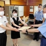 田中聖児署長から感謝状を受け取る藤田香織さん（左から２番目）＝たつの署