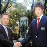 ２００３年、ドラフトで日本ハムへの入団が決まった糸井嘉男選手（右）と榎本保さん（近畿大提供）