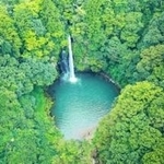 山中にぽっかり穴が開いたような滝つぼ（小型無人機より撮影）＝豊岡市日高町名色