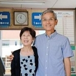 昨年１２月に再婚した中正三郎さんと雪子さん。三郎さんが名誉駅長を務めるＪＲ加古川線日岡駅で＝加古川市加古川町大野（撮影・後藤亮平）