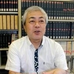 ３０年にわたるゼミでの方言研究について話す都染直也教授＝神戸市東灘区岡本８、甲南大