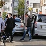 発砲事件直後の現場の様子＝１０日午後２時５０分ごろ、神戸市中央区（読者提供）