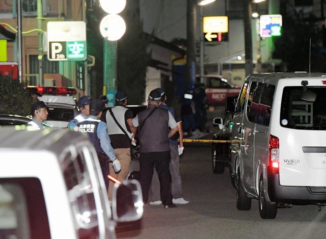 発砲事件で現場周辺を捜査する警察官＝８月２１日、神戸市中央区熊内町９