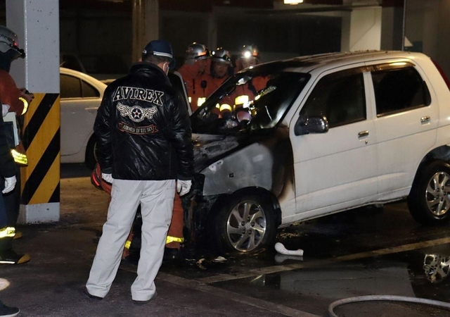 前方部分が激しく燃えた軽乗用車＝19日午後７時、垂水区名谷町、餃子の王将名谷店