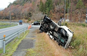 横転したトレーラー＝６日午前、丹波篠山市藤坂（丹波篠山市提供）