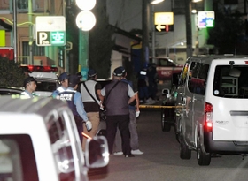 発砲事件で現場周辺を捜査する警察官＝８月２１日、神戸市中央区熊内町９