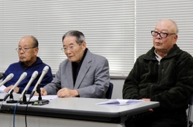 石綿被害で元勤務先を提訴した（右から）田中恵さん、赤木正夫さん、倉渕博之さん＝６日午後、神戸司法記者クラブ