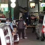 発砲事件で現場周辺を捜査する警察官＝８月２１日、神戸市中央区熊内町９