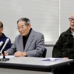 石綿被害で元勤務先を提訴した（右から）田中恵さん、赤木正夫さん、倉渕博之さん＝６日午後、神戸司法記者クラブ