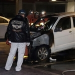 前方部分が激しく燃えた軽乗用車＝19日午後７時、垂水区名谷町、餃子の王将名谷店