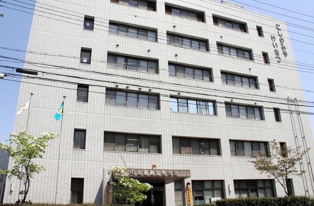 兵庫県警西宮署＝西宮市津田町