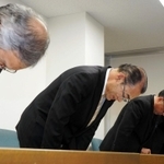 市職員の逮捕を受け、頭を下げる谷口進一丹波市長（左から２人目）ら＝２８日夜、丹波市役所