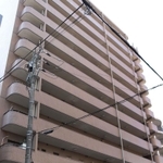 ２歳の男児が転落したマンション。左手前の駐輪場屋根に落ちたとみられる＝姫路市