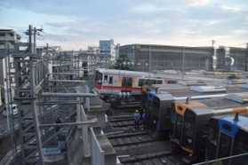 阪神電鉄尼崎車庫で車止めに乗り上げ、停車している車両＝午後６時５９分、尼崎市北城内