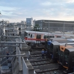 阪神電鉄尼崎車庫で車止めに乗り上げ、停車している車両＝午後６時５９分、尼崎市北城内