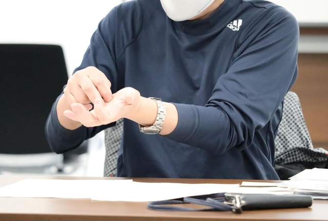 破産開始決定申し立て後に会見に臨んだ被害者の男性＝尼崎市七松町１、兵庫県弁護士会阪神支部会議室