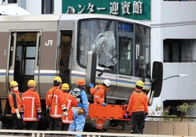 神戸新聞NEXT|ホームから通過電車に飛び込み男性死亡 窓突き破り車内
