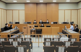 判決が言い渡された法廷＝１９日午前、神戸地裁