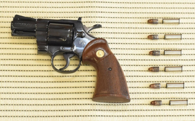兵庫県警が押収した拳銃と実弾＝神戸西署