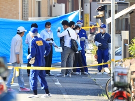 発砲があったとみられる現場付近を調べる兵庫県警の捜査員ら＝５日午後３時４７分、神戸市兵庫区