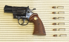 兵庫県警が押収した拳銃と実弾＝神戸西署