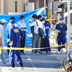 発砲があったとみられる現場付近を調べる兵庫県警の捜査員ら＝５日午後３時４７分、神戸市兵庫区