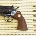 兵庫県警が押収した拳銃と実弾＝神戸西署