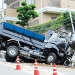 ガードレールや電柱をなぎ倒し、横転したトラック＝午後１時１６分、芦屋市山手町