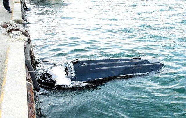 事故で損傷した水上オートバイ＝１５日午後、淡路市岩屋（第５管区海上保安本部提供）