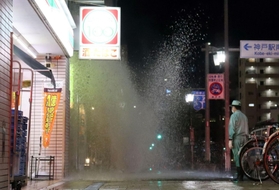 突如地面から吹き出た水＝１１日午後９時４０分、神戸市中央区多聞通５