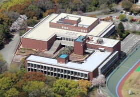 屋上でミイラ化した遺体が見つかった旧明石市立図書館（手前）＝２０１９年４月１５日撮影