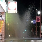 突如地面から吹き出た水＝１１日午後９時４０分、神戸市中央区多聞通５