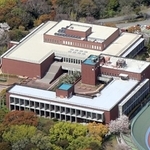 屋上でミイラ化した遺体が見つかった旧明石市立図書館（手前）＝２０１９年４月１５日撮影