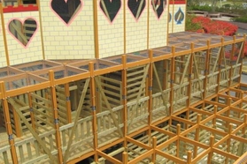 床が抜ける事故が起きた立体迷路。屋根がない構造となっている＝加東市黒谷（東条湖おもちゃ王国提供）