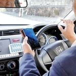 「ながら運転」の危険性を周知するイベントは各地で開かれている。ハンドルを握りながらスマートフォンを操作し、危険性を認識する参加者＝２０１９年１１月２８日丹波篠山市内