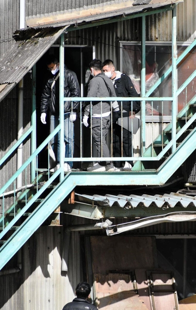 ベトナム人を不法就労させた疑いで関係先を捜索する兵庫県警の捜査員＝１日午前、姫路市内
