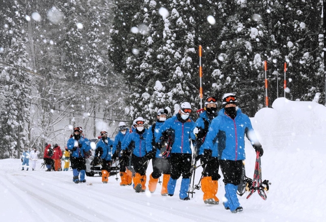 氷ノ山で遭難した男性５人の救助に向かう捜索隊員＝２８日午前９時５５分、宍粟市波賀町戸倉（撮影・大山伸一郎）