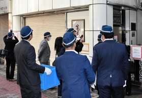 宅見組事務所へ捜索に入る兵庫県警の捜査員ら＝３日午前、大阪市中央区